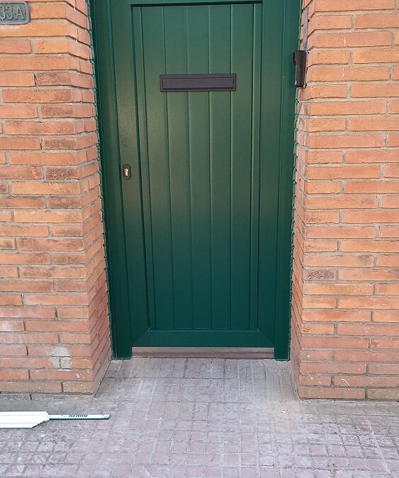 Puerta calle PVC Rehau en Gava