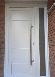Puerta calle PVC Rehau GAVA