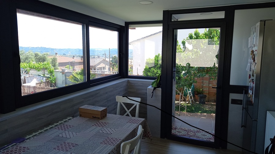 Cerramiento PVC Rehau con herrajes Winkhaus ESPARRAQUERA