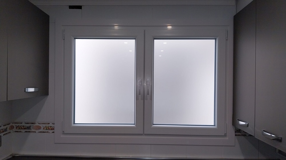 Ventana IOSAN con doble apertura oscilobatiente
