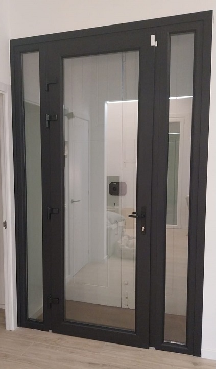 puerta pvc rehau con cerradura color negro